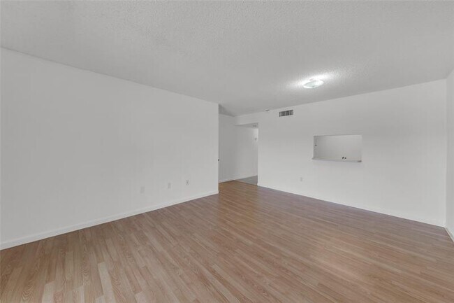 Building Photo - 721 N Pine Island Rd