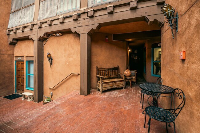 Building Photo - Classic Studio in the Heart of Downtown Sa...