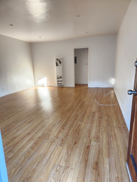 Primary Photo - 17620 Burbank Blvd