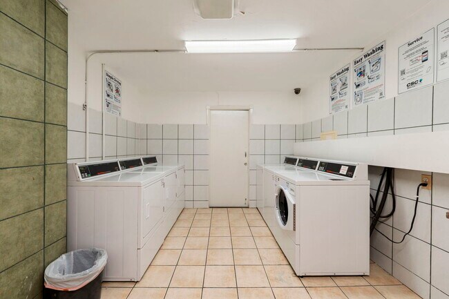 Building Photo - 850 E Old Willow Rd