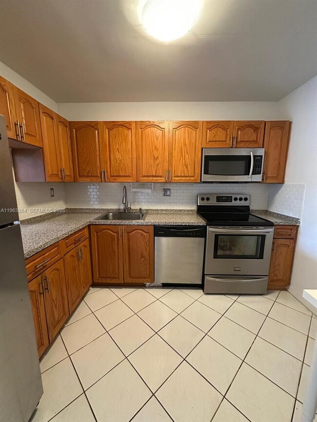 Building Photo - 2200 E Hallandale Beach Blvd