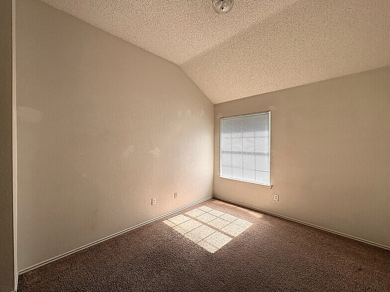 Building Photo - 607 Ottawa Dr