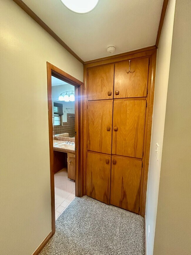 Building Photo - Great ranch style home located on a large ...