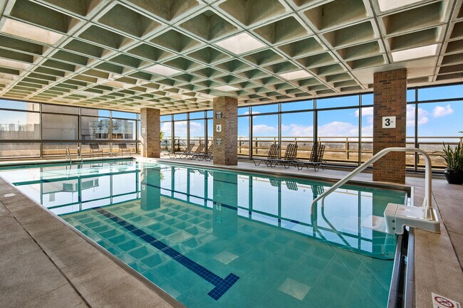 Building Photo - 2650 N Lakeview Ave