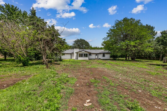 Building Photo - 2243 N Lynnwood Dr