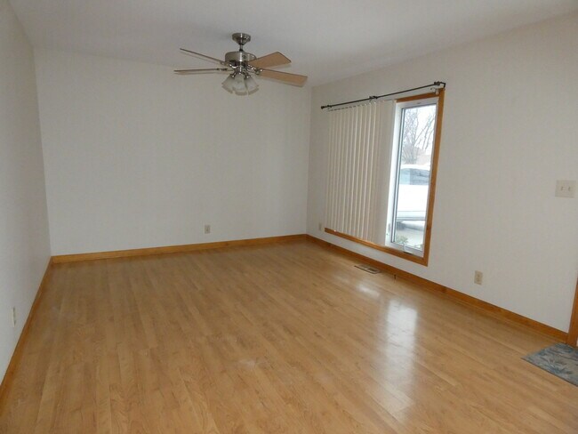 Building Photo - 515 Freeman Ave