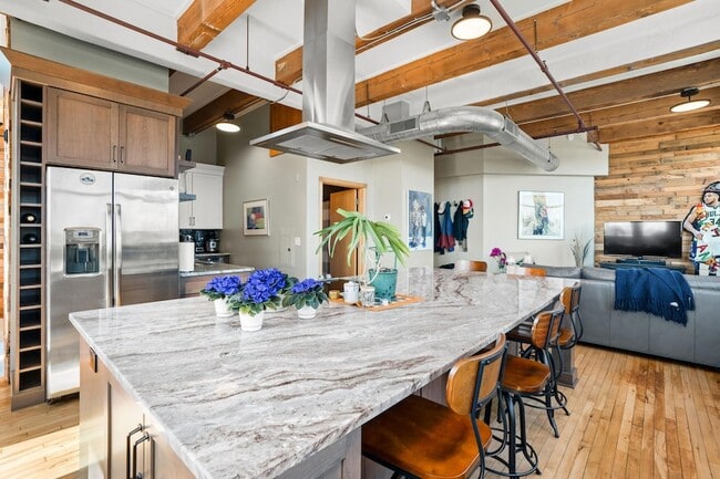 Building Photo - 215 W Maple St