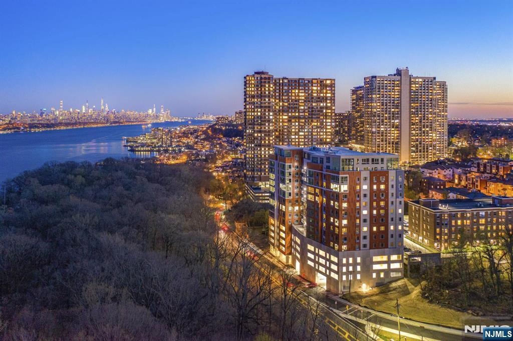 Building Photo - 69 Main St