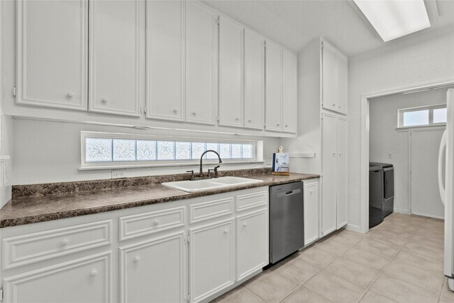 Building Photo - 933 Bonita Dr