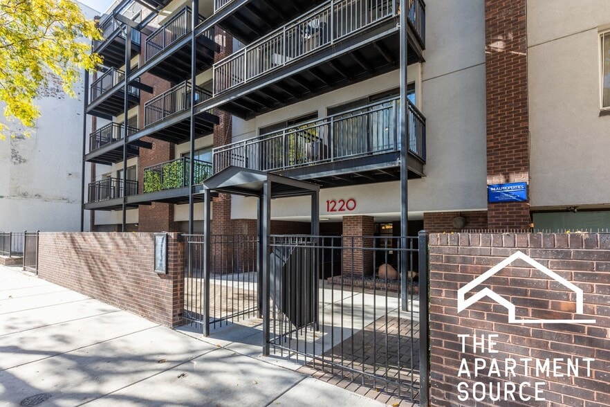 Building Photo - 1214 N La Salle Dr