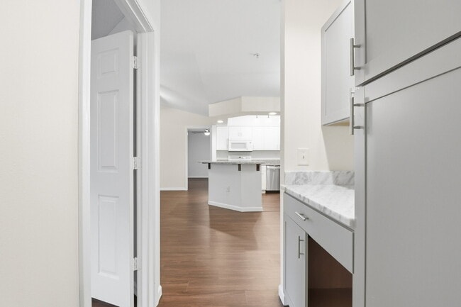 Building Photo - "Discover Coastal Comfort: Spacious 2-Bed, 2-Bath Condo at Summer House, Hilton Head Island!"