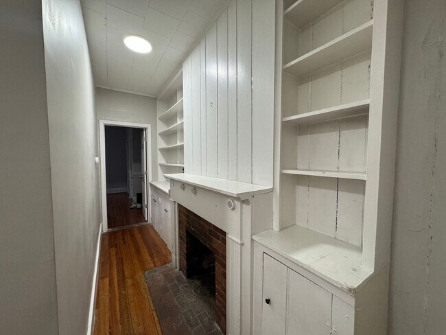 Building Photo - 5 Bedroom/ 2 Bathroom on Fairview Mins. from UC Campus Only $600/pp ($3,000/mo)!