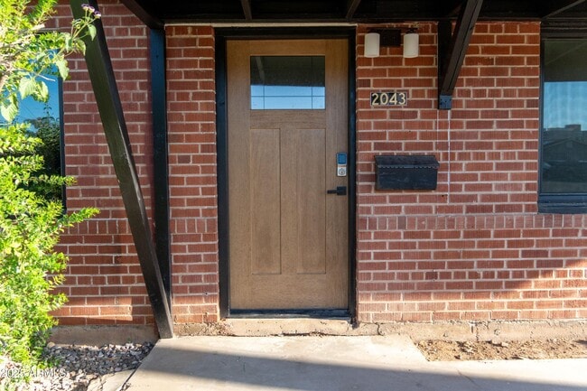 Building Photo - 2043 E Oak St