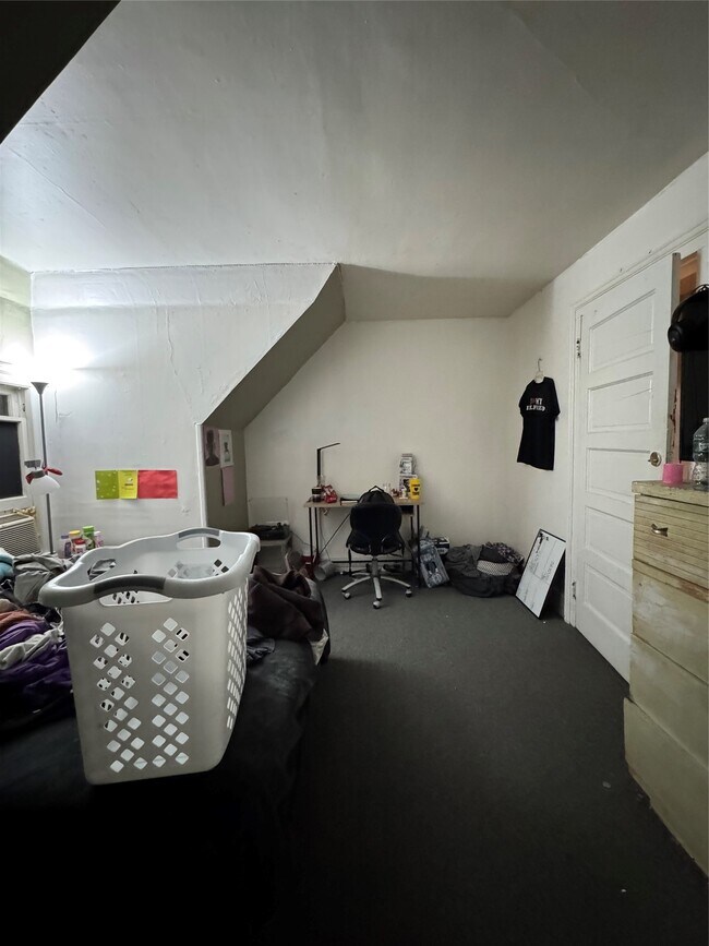 Building Photo - 121 Oak St