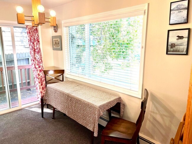 Building Photo - Downtown Furnished Two Bed Unit in Duplex-...