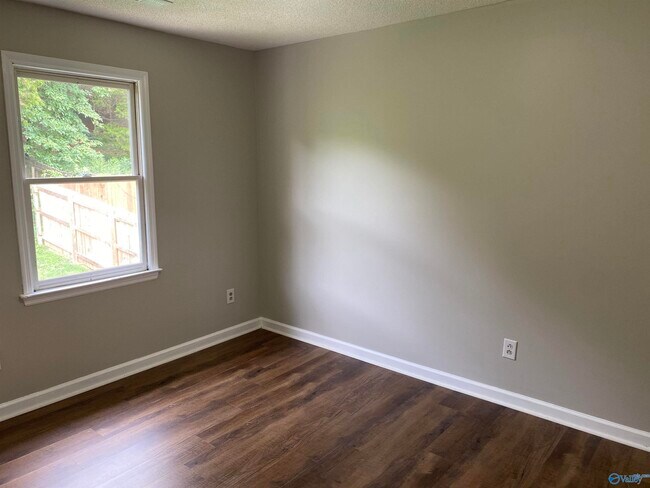 Building Photo - 208 Shadowbrook Ln NE
