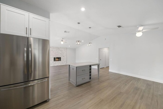 Building Photo - 54140 Avenida Mendoza