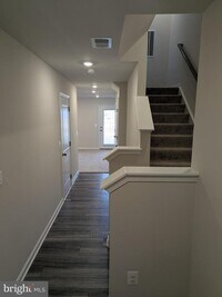 Building Photo - 513 Seeback Dr