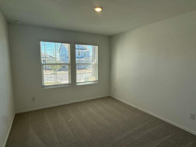 Building Photo - 577 Sormonne Lp