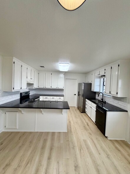 Building Photo - 689 Birdie Ln