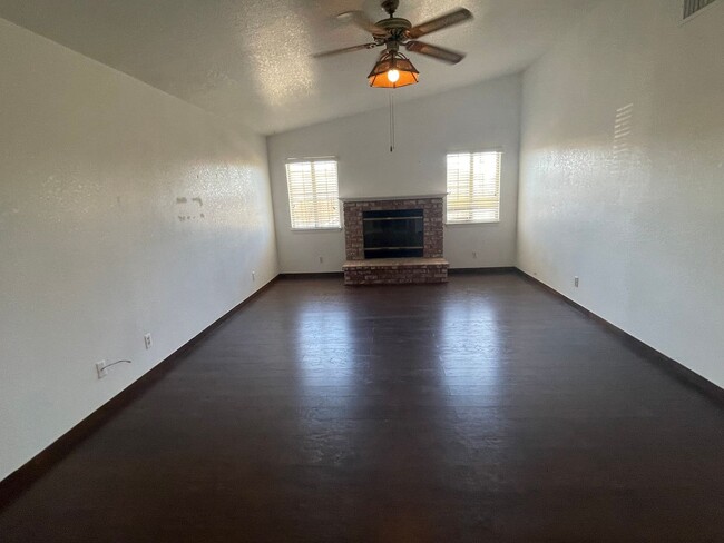 Building Photo - Apple Valley- 3 Bedrooms, 2 Bathrooms, Sol...