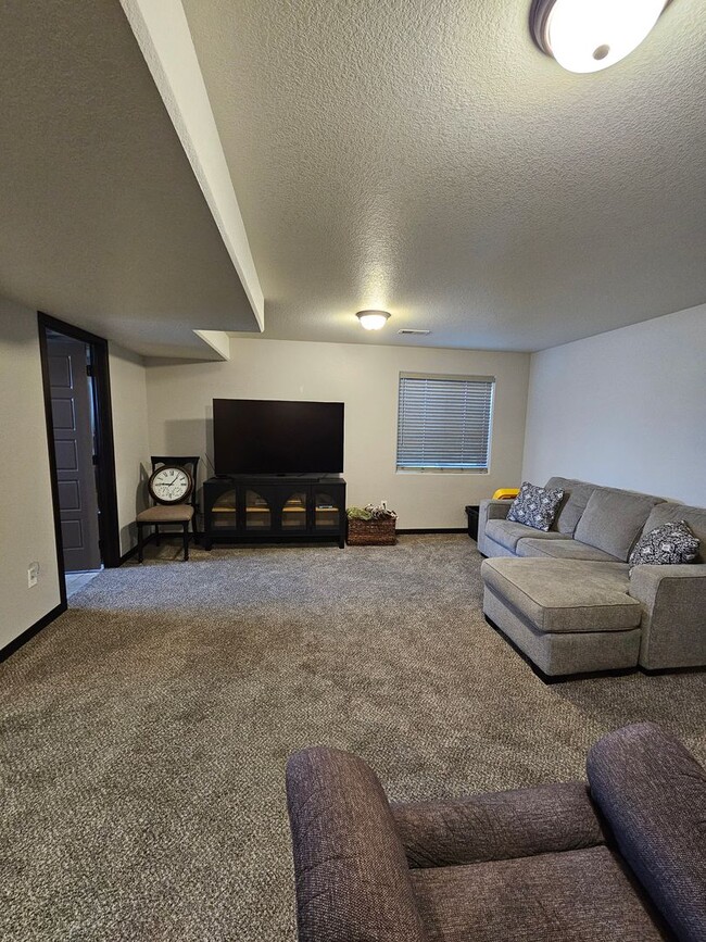 Building Photo - 4 BED | 2 BATH | DOUBLE GARAGE | RAPID VALLEY