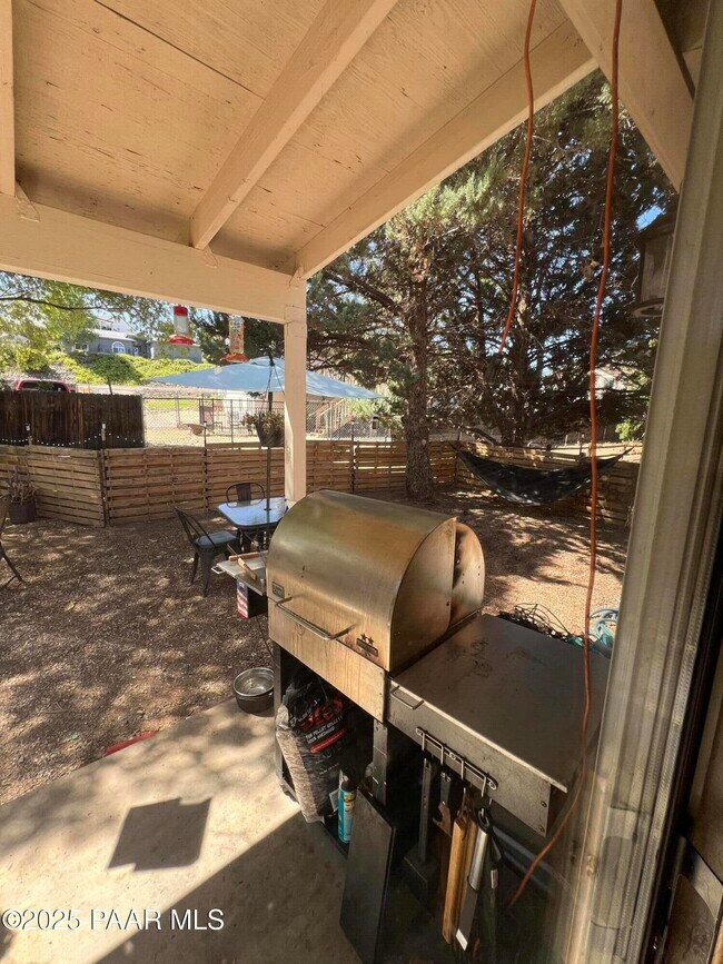Building Photo - 9631 E Lakeshore Dr