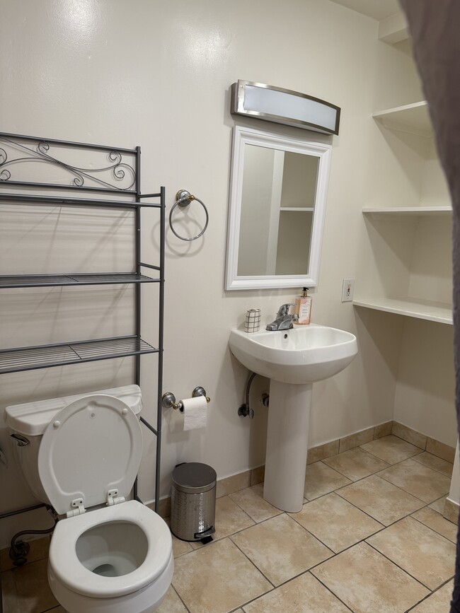 Building Photo - 1388 Siwanoy Dr