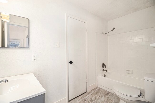 Building Photo - 1019 W Brompton Dr