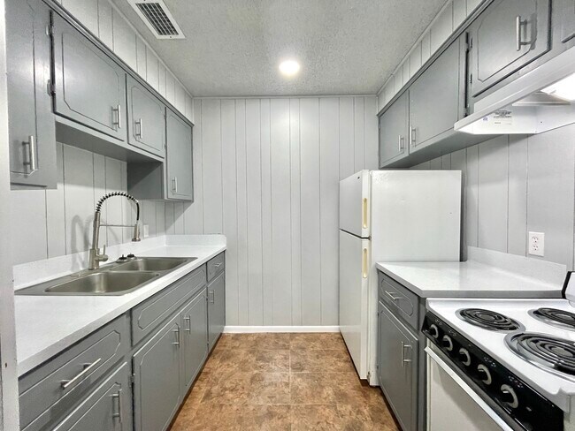 Building Photo - 222 S Westgate Dr
