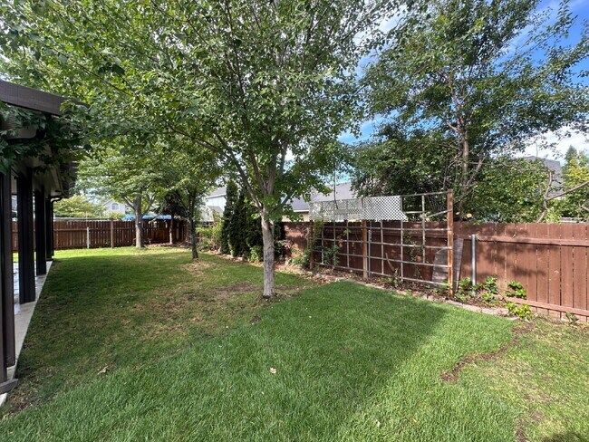 Building Photo - "Spacious 4-Bedroom Gem with 2.5 Bathrooms...