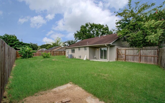 Building Photo - 326 Fair Oak Dr
