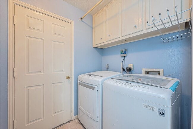 Building Photo - 10323 Emerald Pine Dr