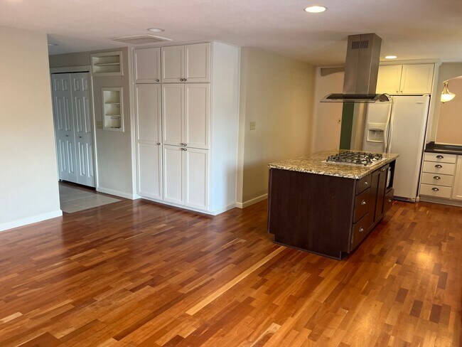 Building Photo - Great East Medford location with views of RoxyAnn