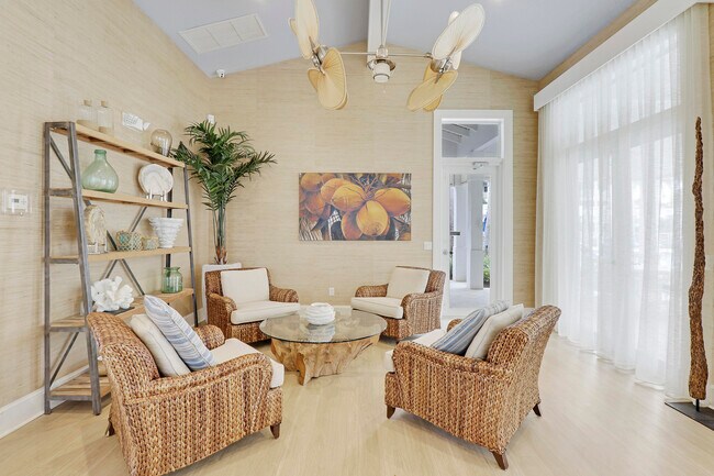 Building Photo - 1044 Bay Colony Dr S