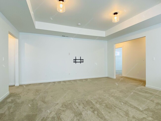 Building Photo - Bright & Spacious SE Bend Retreat with Vau...
