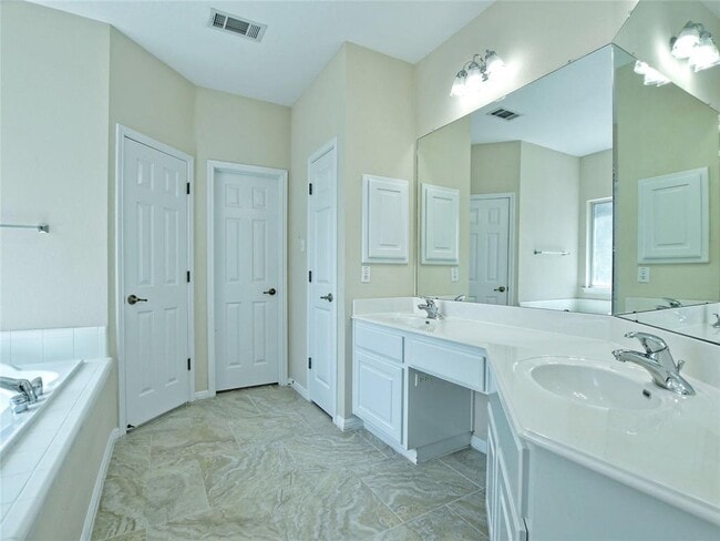 Building Photo - 809 Texas Trail