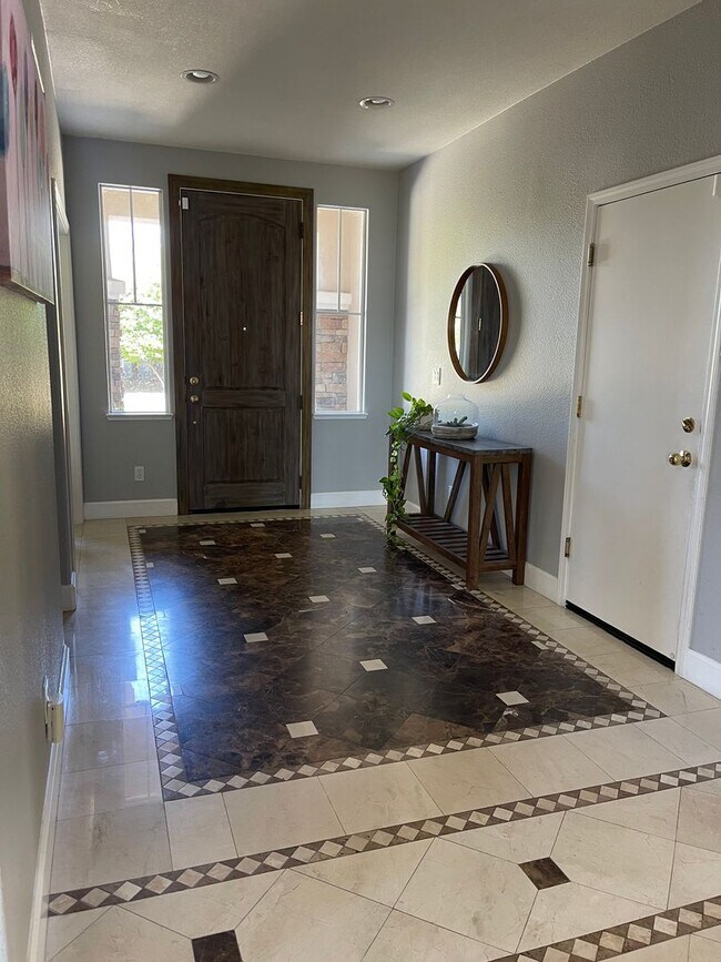 Building Photo - Spectacular 2 story home  w/pool/spa/bulit in BBQ, fire pit and Bocci ball court