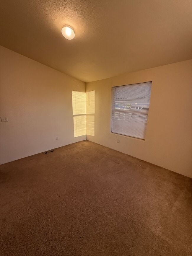 Building Photo - Don’t miss out on this great home
