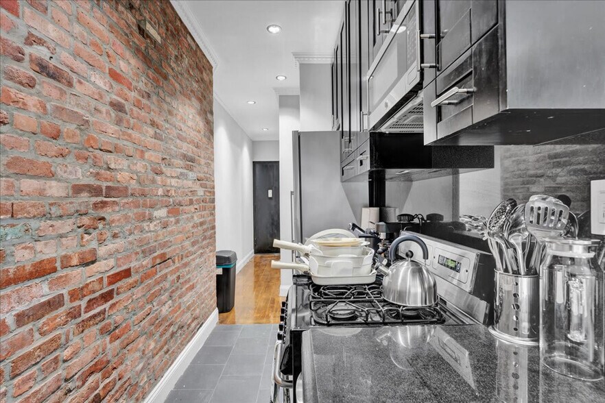 Building Photo - 340 E 18th St