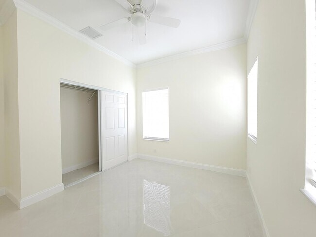 Building Photo - 4649 Lillian Ave