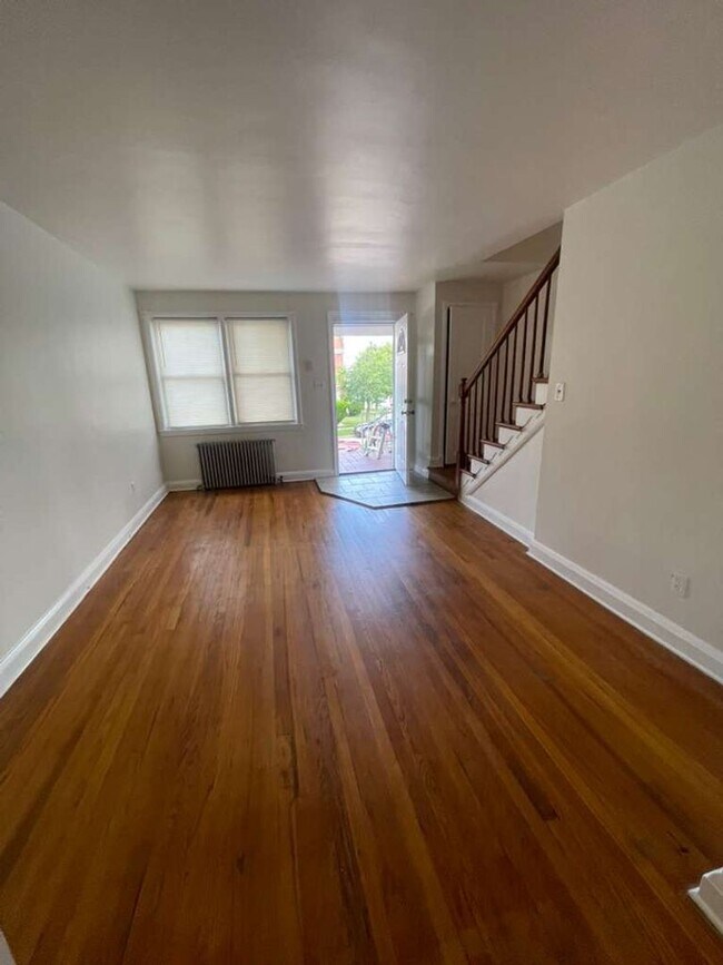 Building Photo - 1502 N Kenwood Ave