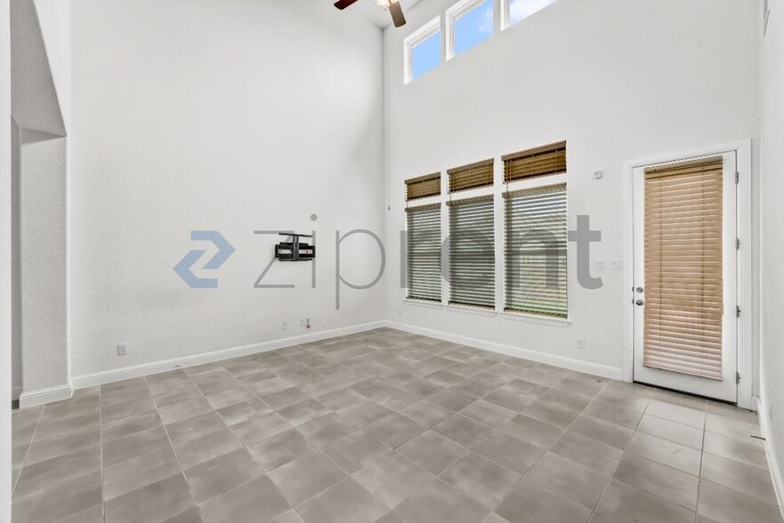 Building Photo - Unit