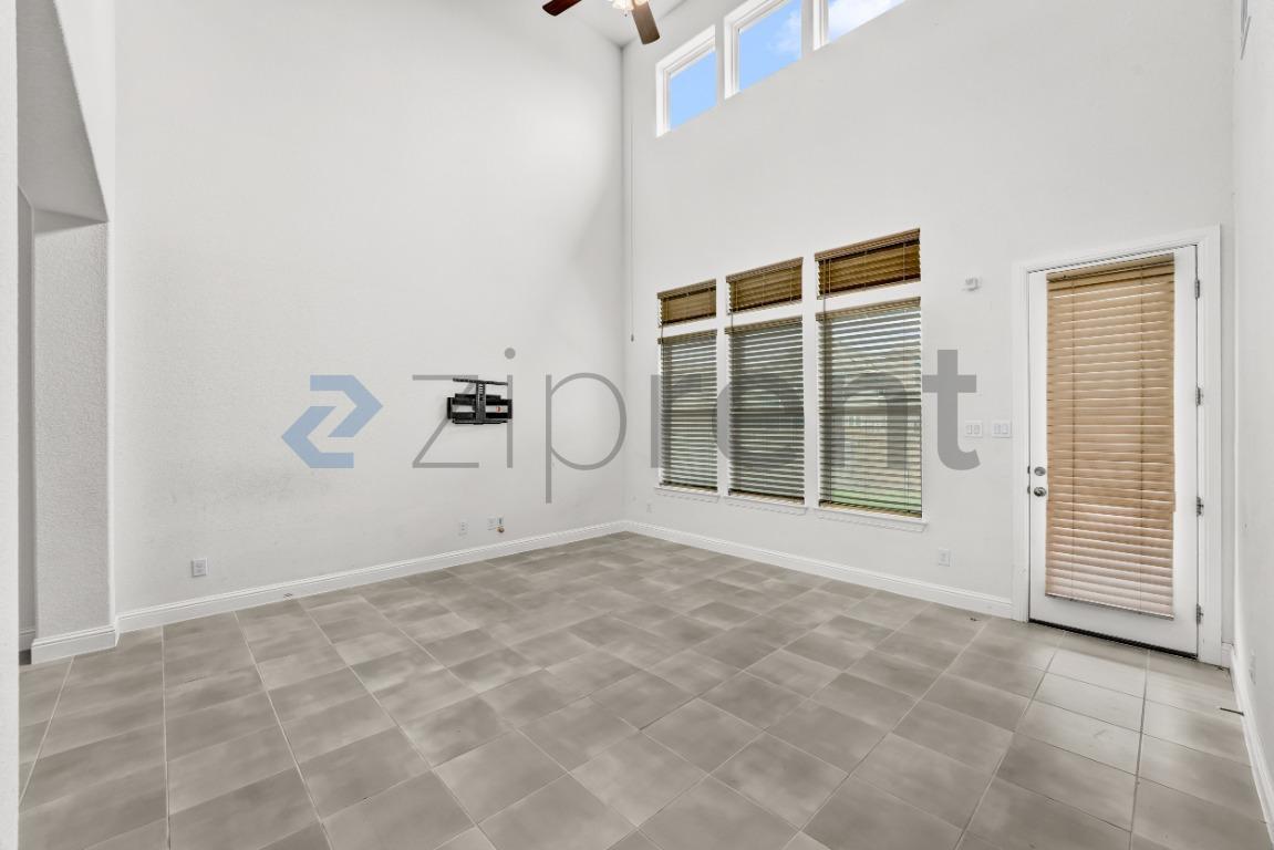 Building Photo - Unit