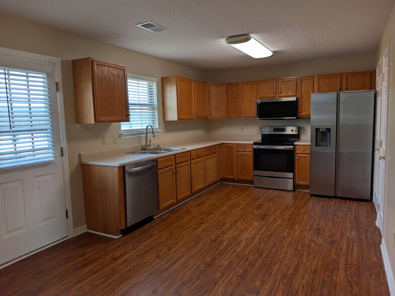 Building Photo - 913 Weeping Willow Dr