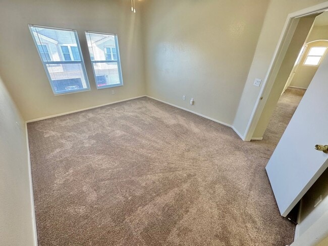 Building Photo - CHARMING 2 BEDROOM CONDO IN GATED COMMUNITY