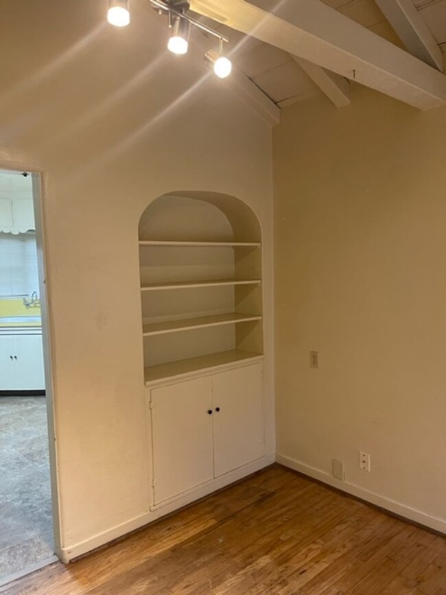 Building Photo - Charming downtown home