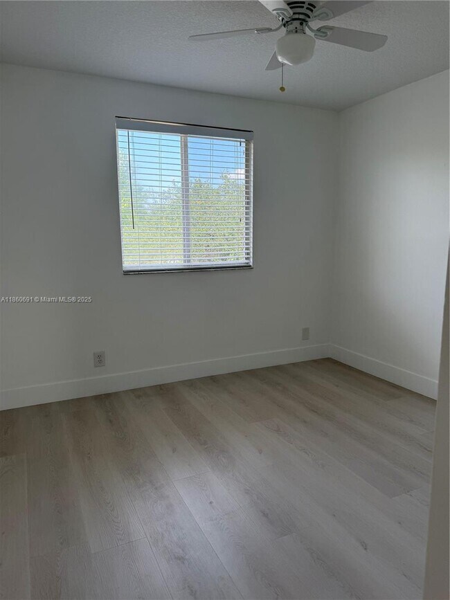 Building Photo - 1421 Presidio Dr