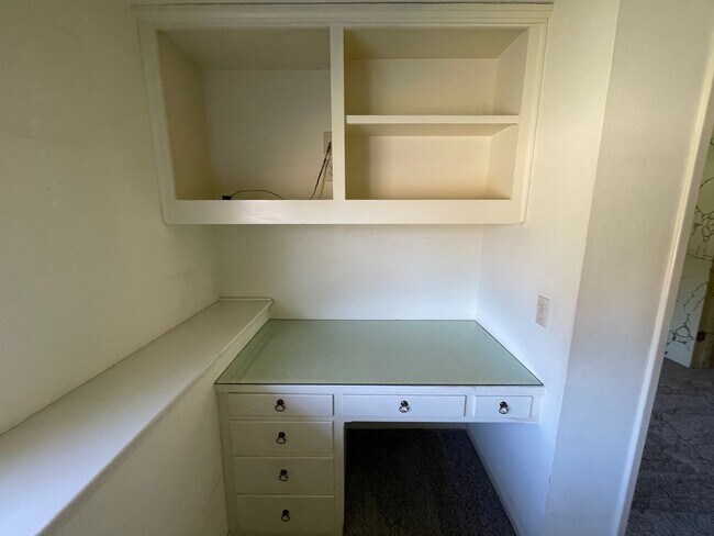 Building Photo - Custom home located next to Oakdale Country Club!