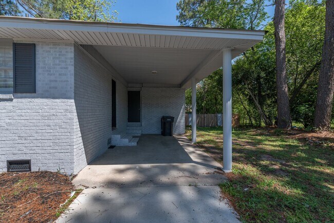 Building Photo - $1,250 - 3 bed/1 bath single-family home f...